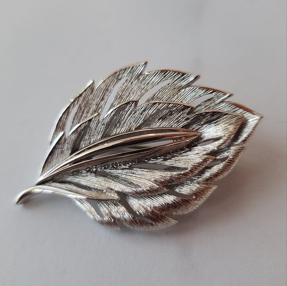 Vintage Monet Silver Leaf Brooch - Picture 5 of 10